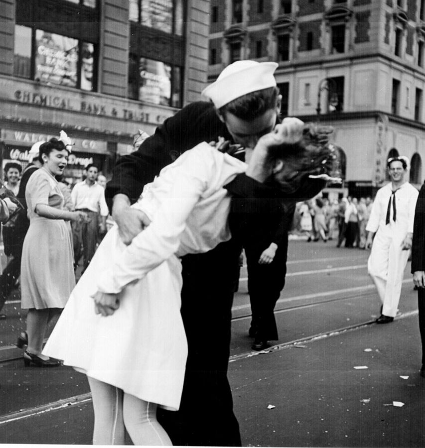 "Kissing the War Goodbye" by Lt. Victor Jorgensen - US archives. Licensed under Public Domain via Wikimedia Commons